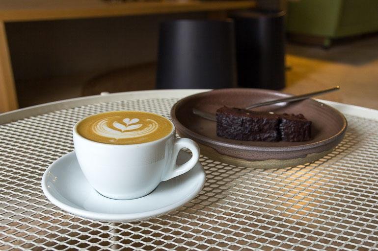 café combinado con algo dulce