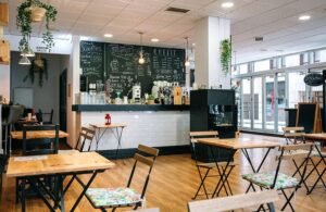cafetería con sillas y mesas